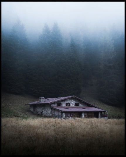 Ein Leinwandbild von einer einsamen Hütte im Nebel, umgeben von hohen Bäumen.