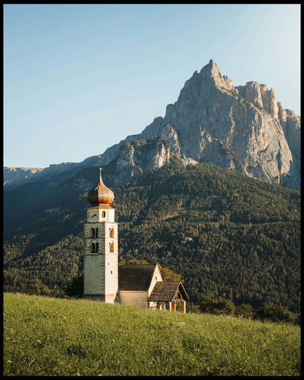 Leinwandbild von einer Kirche am Abhang eines Berges in den Dolomiten.