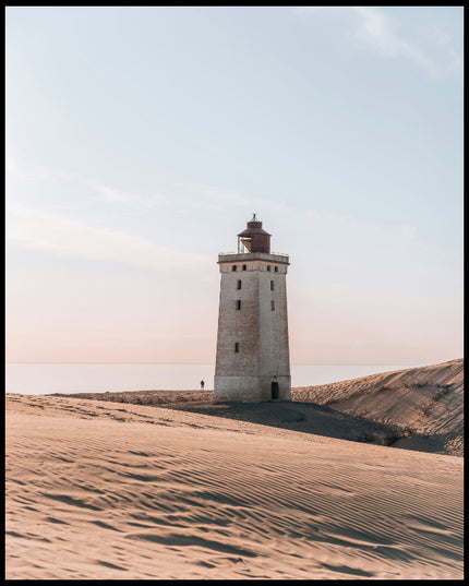 Ein Leinwandbild von einem einsamen Leuchtturm in einer sandigen Dünenlandschaft unter einem klaren Himmel.