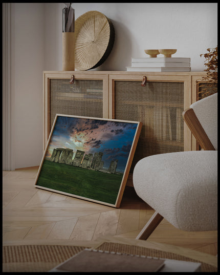 Ein gerahmtes Poster von einer seitlichen Fotografie der Felsen von Stonehenge, an einer Holzkommode angelehnt und stehend auf dem Holzboden