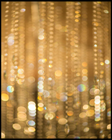 Ein Poster von goldenem Bokeh mit funkelnden Lichtreflexen.