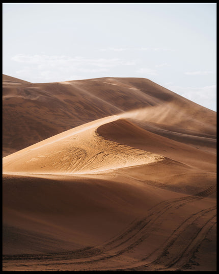 Ein Poster von einer Sanddüne in der Wüste.