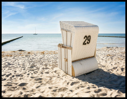 Ein Poster von einem weißen Strandkorb am Strand der in Richtung Meer gerichtet ist.