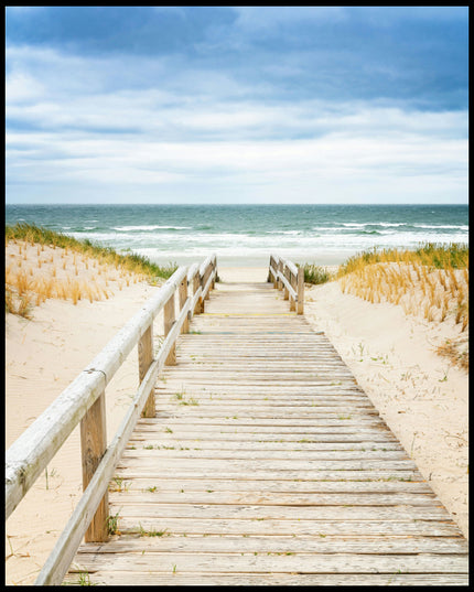 Ein Poster von einem Steg aus Holz der durch sandige Dünen zum Strand führt.