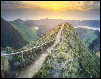 Ein Poster von einem Wanderweg, umgeben von Gräsern und steilen Abhängen, auf einem schmalen Berg.