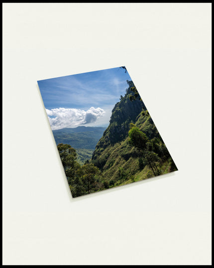 Eine Postkarte einer bewaldeten Berglandschaft in einer tropischen Region.